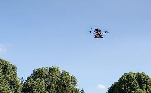 捕穿越机硬控小黑飞